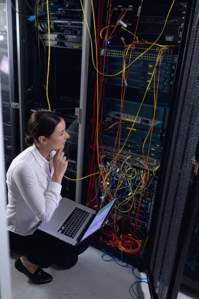 Engenheira Feminina Caucasiana Cuidadosa Com Laptop Inspecionando Servidor Computador Sala — Fotografia de Stock