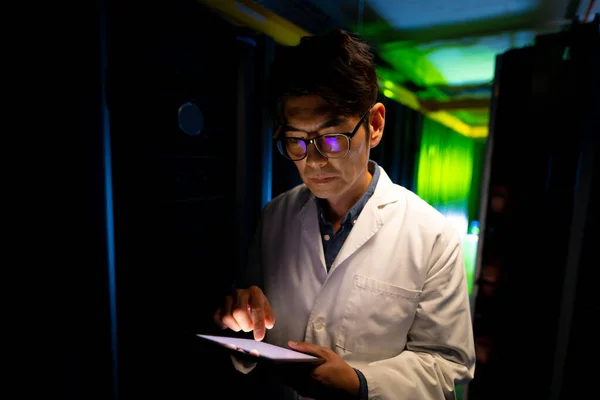 Ázsiai Férfi Mérnök Aki Kötényt Visel Digitális Táblagéppel Szerverszobában Adatbázis — Stock Fotó