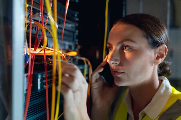 Närbild Kaukasisk Kvinnlig Ingenjör Talar Smartphone Samtidigt Inspektera Datorserverrummet Förvaltning — Stockfoto