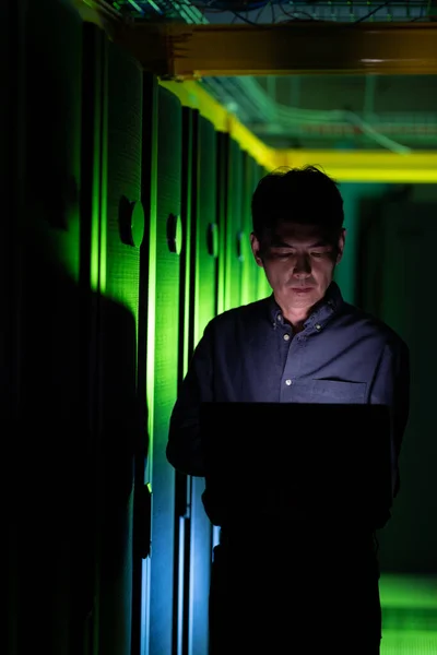 Asian Male Engineer Using Laptop Computer Server Room Database Server — Stock Photo, Image
