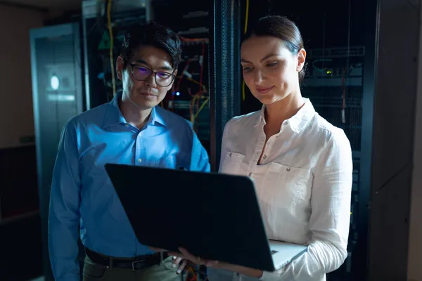 Diverse Male Female Engineers Using Laptop Computer Server Room Database — Stock Photo, Image