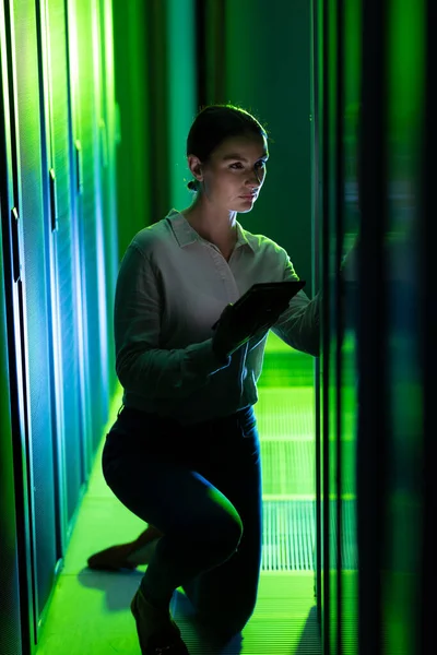 Bilgisayar Sunucu Odasını Incelerken Dijital Tablet Kullanan Beyaz Kadın Mühendis — Stok fotoğraf
