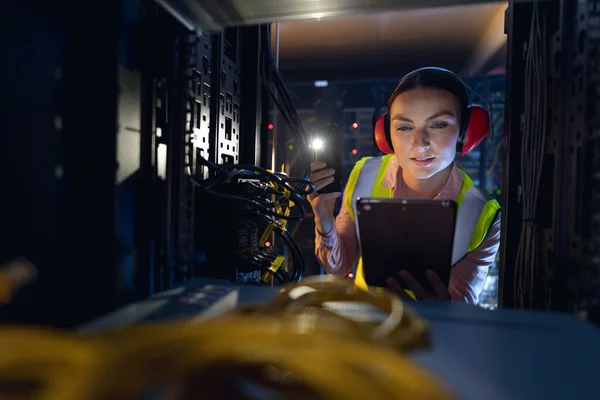 Blanke Vrouwelijke Ingenieur Met Behulp Van Smartphone Flash Tijdens Het — Stockfoto