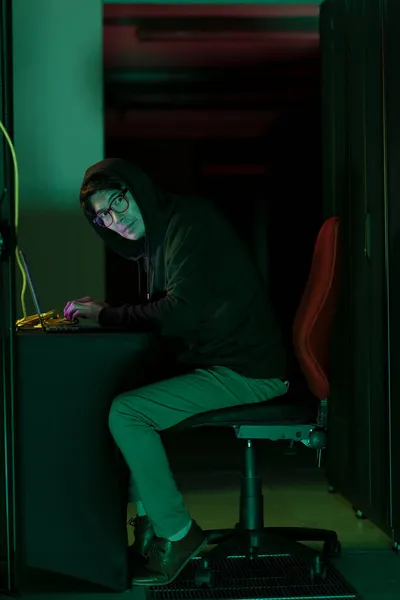 Азиатский Мужчина Хакер Использующий Ноутбук Серверной Киберпреступность Хакерство — стоковое фото