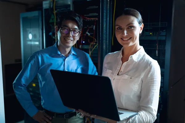 Portrait Diverse Male Female Engineers Laptop Smiling Computer Server Room — Stock Photo, Image
