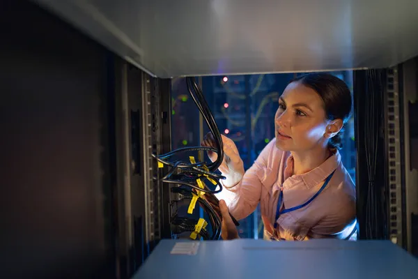 Caucasian Female Engineer Inspecting Server Computer Server Room Database Server — Stock Photo, Image