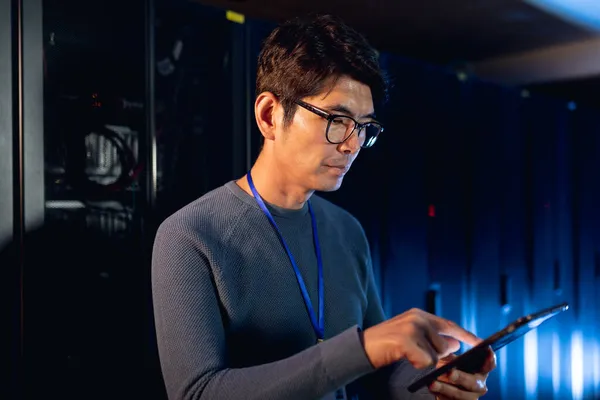 Azjatycki Inżynier Korzystający Tabletu Cyfrowego Serwerowni Koncepcja Zarządzania Serwerem Bazy — Zdjęcie stockowe