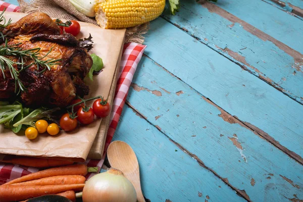 Frango Cozido Vários Ingredientes Alimentares Com Espaço Cópia Superfície Madeira — Fotografia de Stock