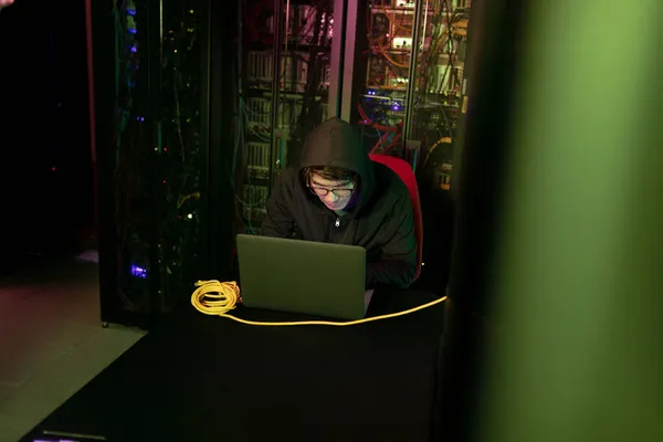 Azjatycki Haker Korzystający Laptopa Serwerowni Cyberprzestępczość Koncepcja Hakowania — Zdjęcie stockowe