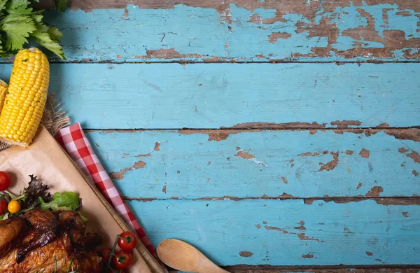 烤鸡肉和多种食物配料 在蓝色木制表面有复制空间 食品和餐馆概念 — 图库照片