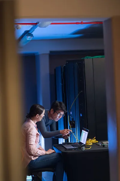 Diverse Male Female Engineers Using Smartphone Laptop Computer Server Room — Stock Photo, Image