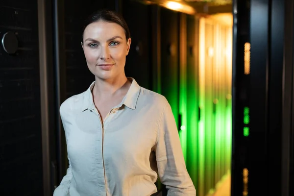 Portrait Caucasian Female Engineer Smiling Computer Server Room Database Server — Stock Photo, Image