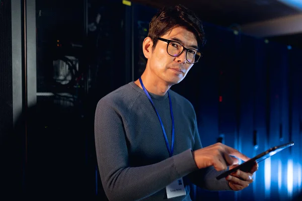 Portrét Asijského Mužského Inženýra Pomocí Digitálního Tabletu Počítačové Serverovně Správa — Stock fotografie