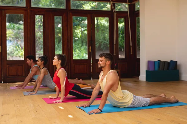 Erkekler Kadınlar Sağlık Kulübünde Egzersiz Yaparken Yoga Pozu Veriyorlar Sağlıklı — Stok fotoğraf