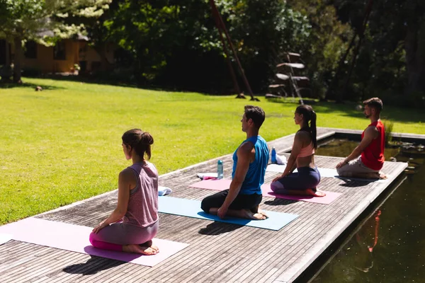 Longitud Completa Hombres Mujeres Meditando Tabla Del Suelo Parque Yoga — Foto de Stock