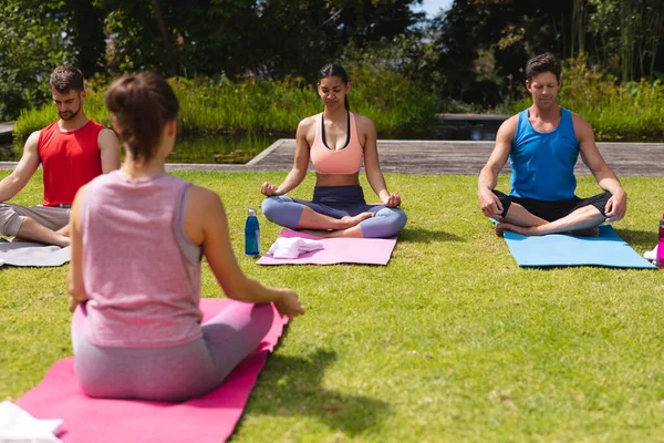 Female Instructor Teaching Meditation Men Woman Park Yoga Healthy Lifestyle — Zdjęcie stockowe