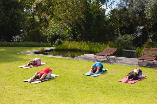 Hombres Mujeres Practicando Yoga Colchonetas Ejercicio Parque Público Día Soleado — Foto de Stock