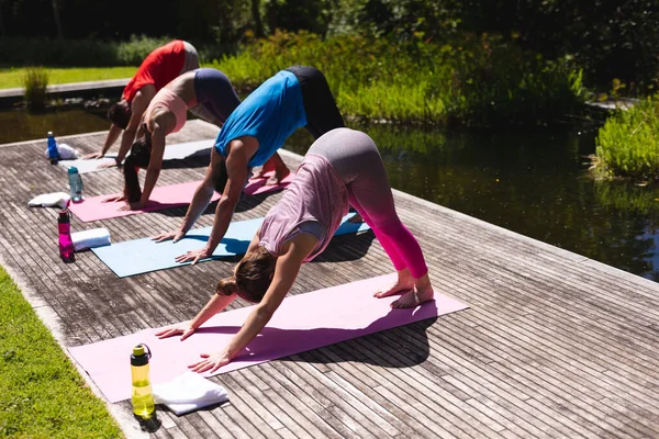 Volledige Lengte Van Mannen Vrouwen Die Yoga Beoefenen Vloer Door — Stockfoto