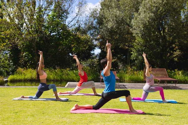 Hombres Mujeres Con Los Brazos Levantados Practicando Yoga Colchonetas Ejercicio — Foto de Stock