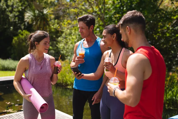 Men Women Sportswear Having Healthy Drinks Post Workout Park Healthy — Stockfoto