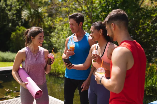 Hommes Femmes Vêtements Sport Ayant Des Boissons Saines Après Entraînement — Photo