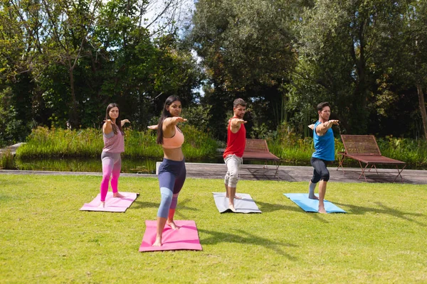 Instructrice Enseignant Exercice Aux Hommes Aux Femmes Dans Parc Public — Photo