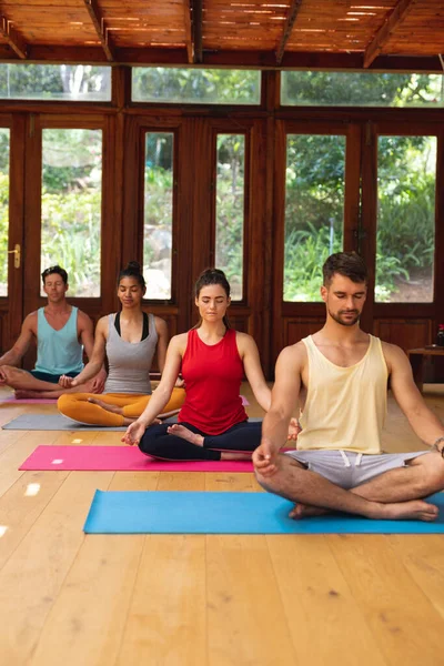 Men Women Meditating While Sitting Exercise Mats Health Club Healthy — Stock Photo, Image