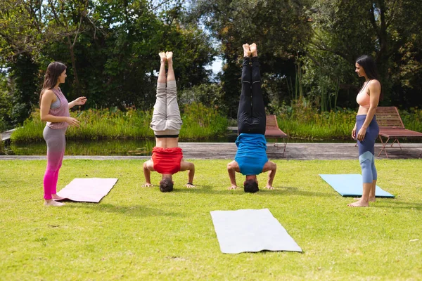 Full Length Women Looking Men Practicing Handstand Park Sunny Day — Stock Photo, Image