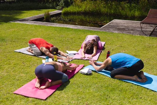 Hombres Mujeres Practicando Yoga Colchonetas Ejercicio Parque Día Soleado Yoga — Foto de Stock