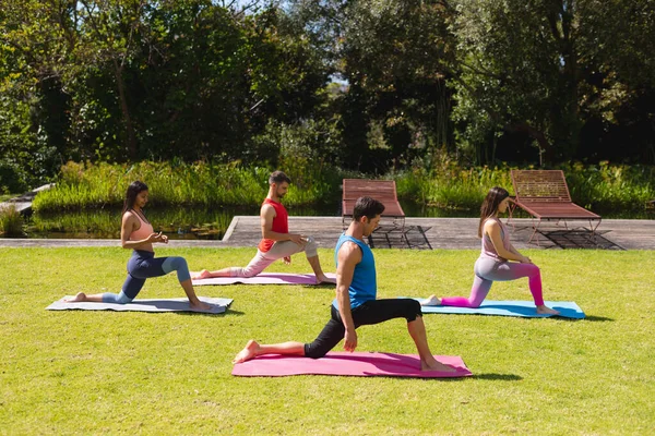 Güneşli Bir Günde Parkta Egzersiz Minderlerinde Yoga Yapan Erkekler Kadınlar — Stok fotoğraf