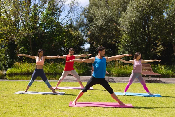 Longitud Completa Hombres Mujeres Practicando Yoga Colchonetas Ejercicio Parque Público — Foto de Stock