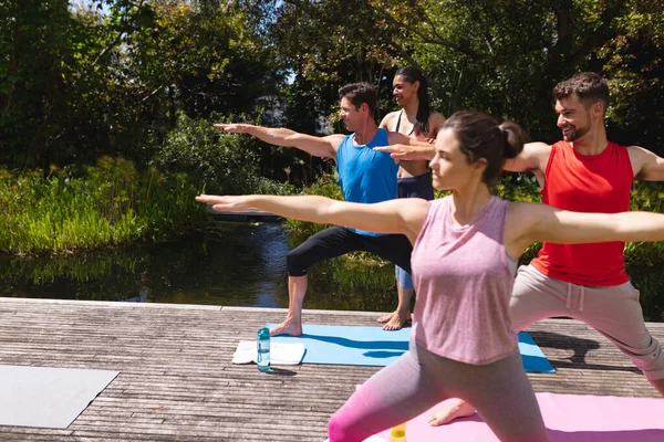 Instructora Yoga Que Ayuda Hombres Mujeres Durante Sesión Ejercicio Parque — Foto de Stock