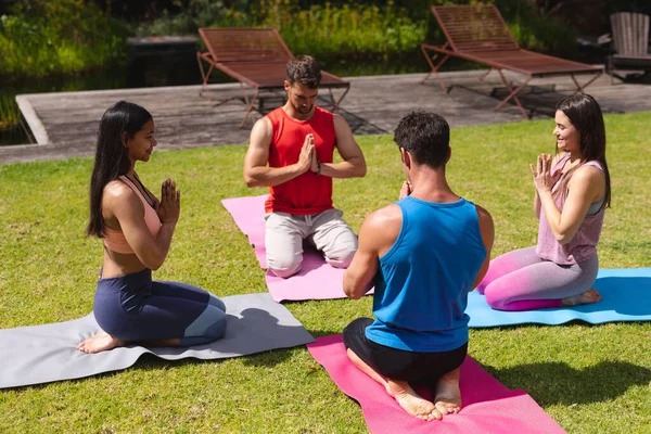 Hombres Mujeres Meditando Colchonetas Ejercicio Parque Público Día Soleado Yoga — Foto de Stock