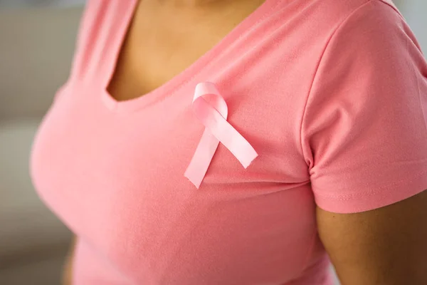 Mittelteil Einer Frau Mit Brustkrebs Bewusstseinsband Auf Rosa Shirt Brustkrebs — Stockfoto