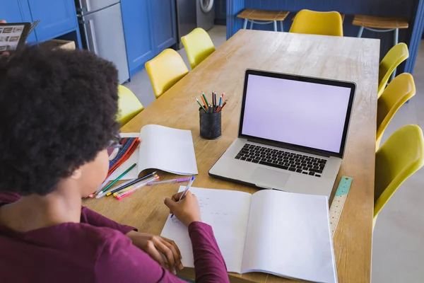 Ragazza Adolescente Che Guarda Lezione Online Sul Computer Portatile Scrivere — Foto Stock