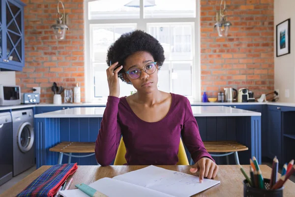 Portret Van Gespannen Afrikaans Amerikaans Tienermeisje Dat Thuis Studeert Onderwijs — Stockfoto