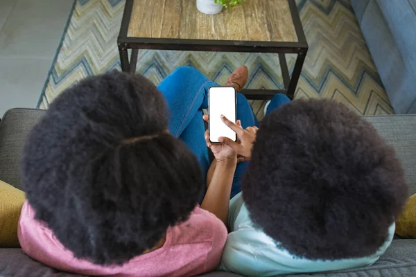 Дівчина Підліток Вказує Порожній Екран Навчаючи Маму Користуватися Смартфоном Вдома — стокове фото