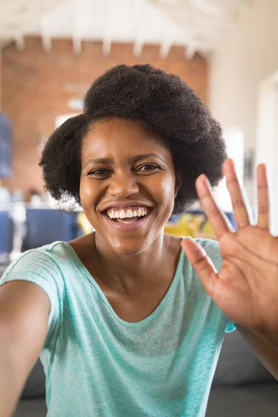 Mutlu Afro Amerikan Kadın Portresi Evde Sallıyor Etkilendirici Iletişim Vlog — Stok fotoğraf