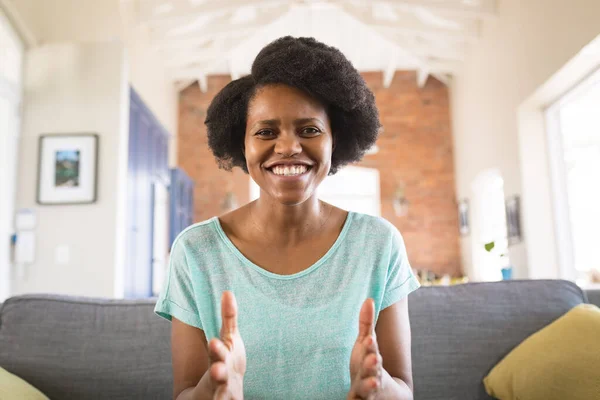 Портрет Веселої Афроамериканської Жінки Яка Жестикулює Під Час Відео Вдома — стокове фото