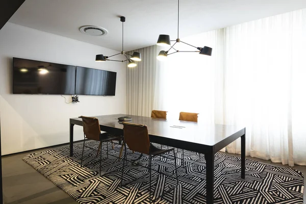 会議テーブルと椅子 コピースペースと照明付きのモダンなボードルームのインテリア 変化のないビジネス 近代的なオフィスと不在の概念 — ストック写真