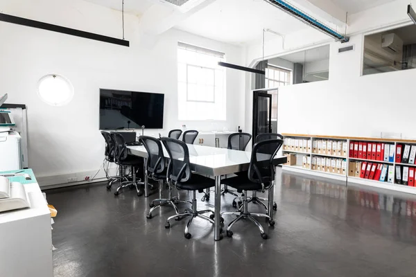 テーブルとスイベルチェア付きのモダンな会議室のインテリア コピースペース 変化のないビジネス 近代的なオフィスと不在の概念 — ストック写真