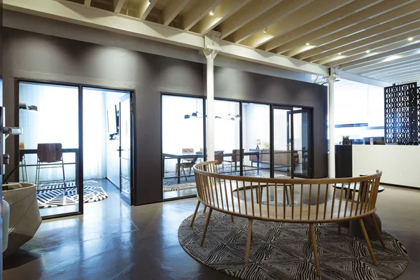 Interior Kantor Modern Diterangi Dengan Lobi Dan Ruang Dewan Konsep — Stok Foto