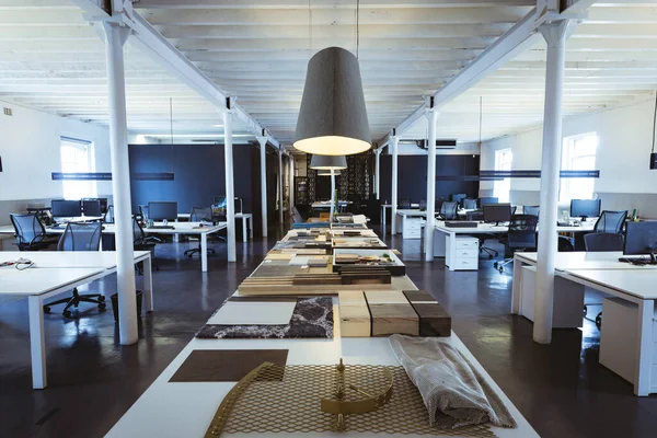 现代创意办公室的内部与面料和框架在桌子上 现代办公和离职概念 — 图库照片