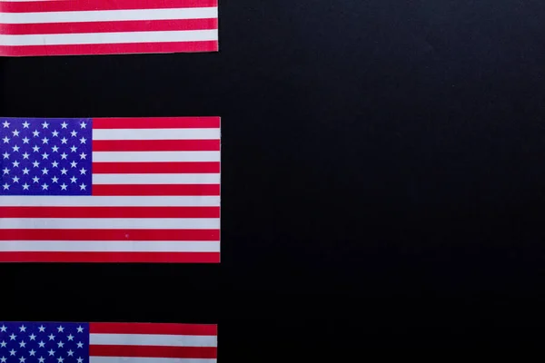줄무늬가 깃발의 줄검은 배경에 공간에 애국심 — 스톡 사진