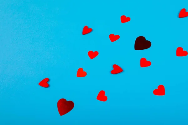 Kırmızı Kalplerin Yüksek Açılı Görüntüsü Mavi Arkaplanda Izole Edilmiş Kopyalama — Stok fotoğraf