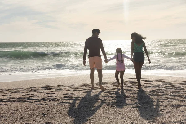 全长的后视镜 与父母手牵着手在海滩上向大海走去 生活方式和周末 — 图库照片
