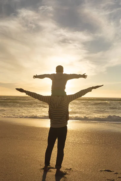 Rückansicht Eines Birassischen Mannes Der Seinen Sohn Bei Sonnenuntergang Strand — Stockfoto