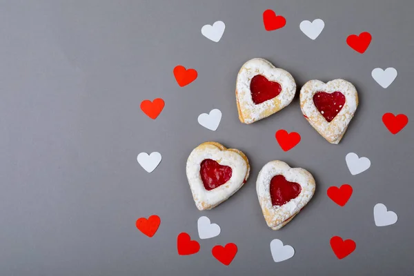 Bovenaanzicht Van Hartvormig Dessert Decoratie Geïsoleerd Grijze Achtergrond Kopieerruimte Valentijnsdag — Stockfoto