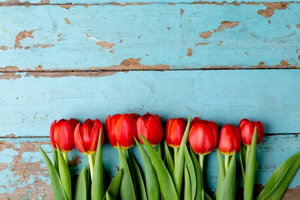 Nad Hlavou Pohled Čerstvé Červené Tulipány Uspořádané Dřevěném Stole Kopírovacím — Stock fotografie