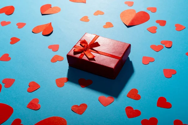 青い背景にギフトボックスと赤の心の高角度ビュー コピースペース バレンタインデーギフト愛のコンセプト — ストック写真